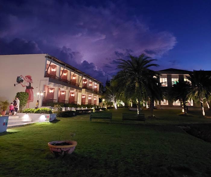 Courtyard seating with boutique touches at Bolpur resort
